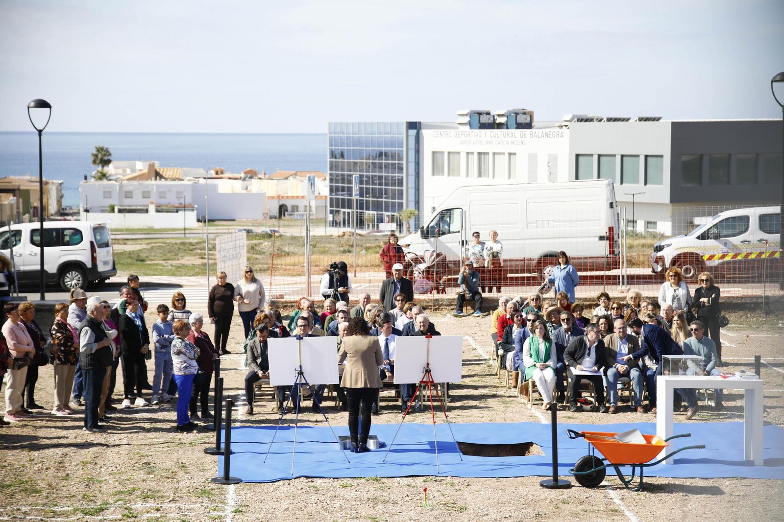 Las imágenes de la primera piedra del Centro de mayores en Balanegra