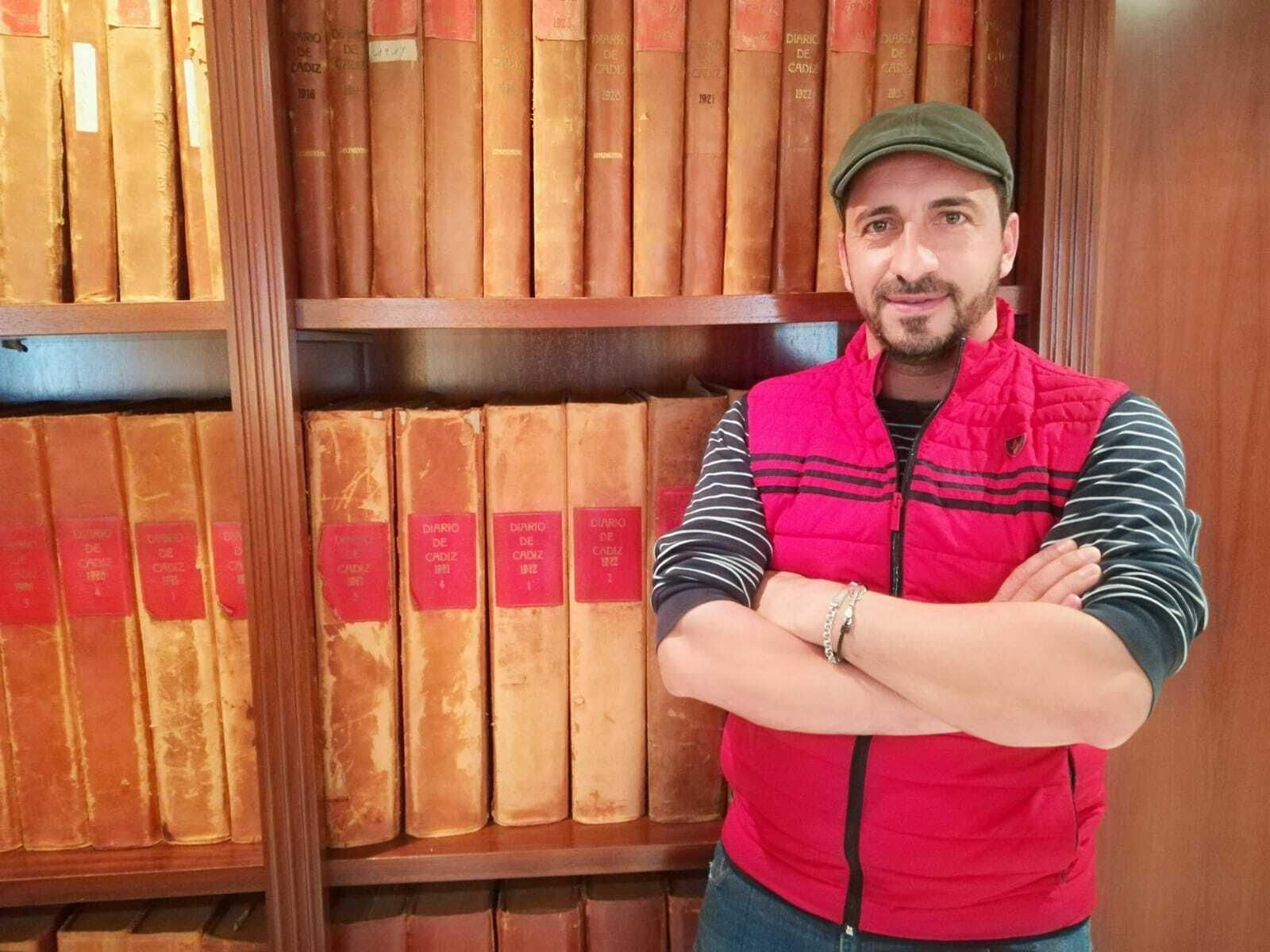 Salvador García 'Pitu', en la hemeroteca de 'Diario de Cádiz'.