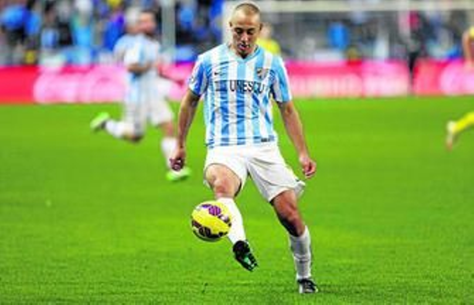 Amrabat controla el esférico en un partido contra el Villarreal.