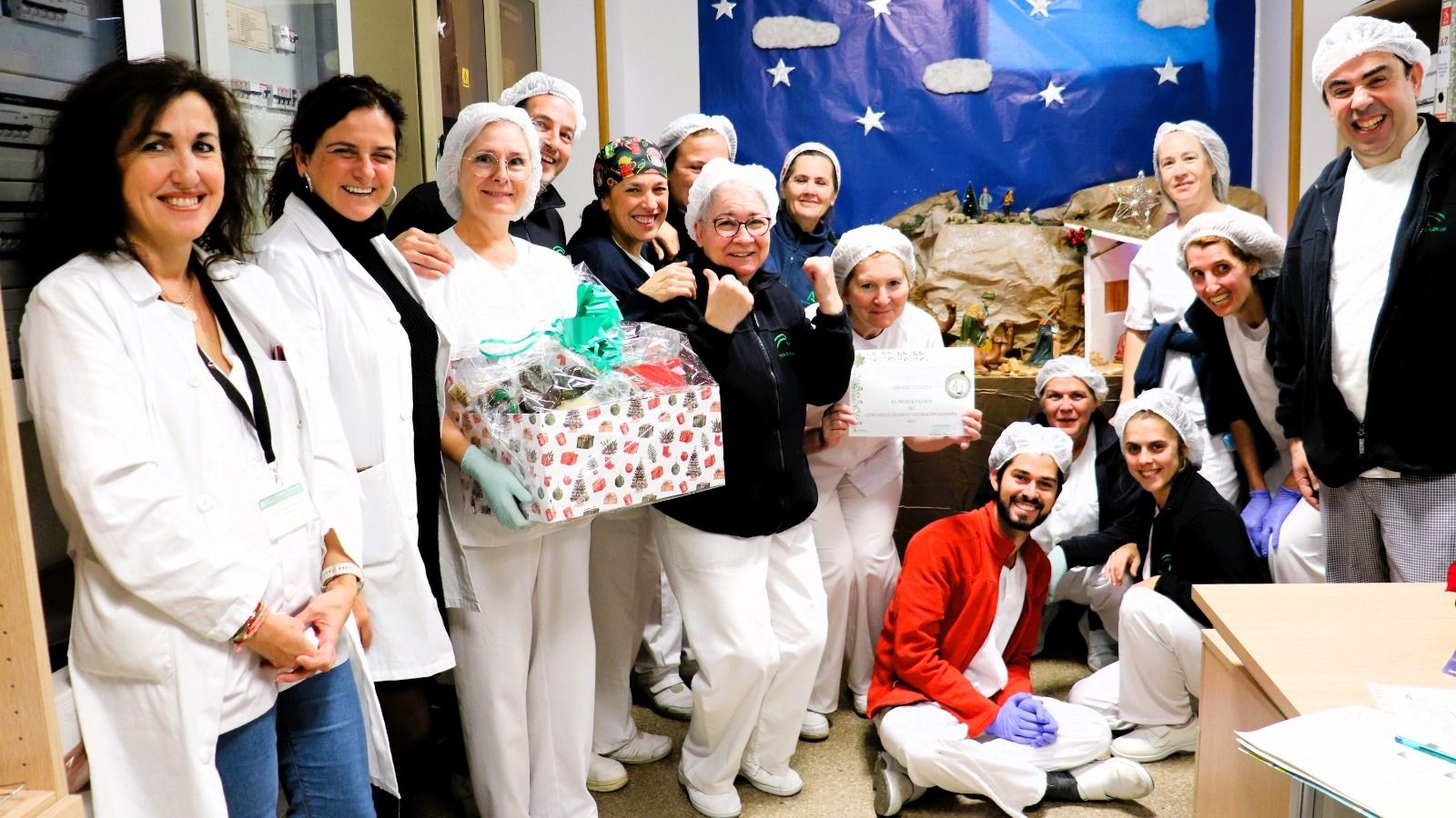 Cocina recibe el primer premio del concurso de belenes del Hospital Juan Ramón Jiménez.