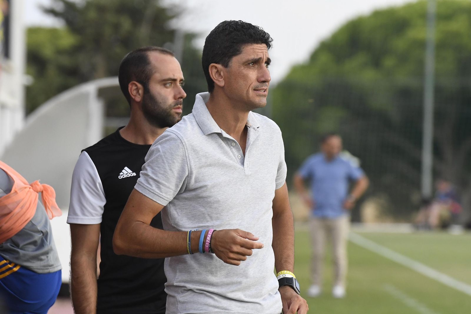 Juanma Pavón, atento al juego desde la zona de banquillos.