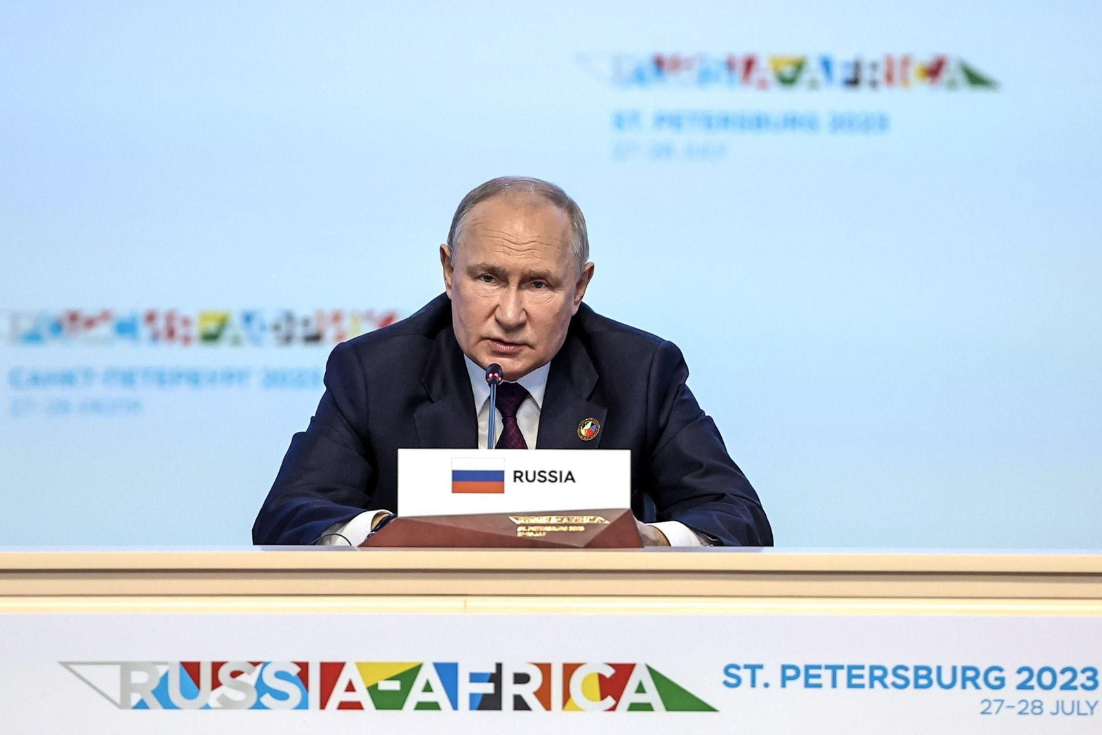 Valdimir Putin se dirige a los líderes africanos durante la cumbre.