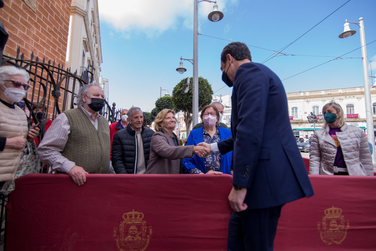 Así ha sido la visita del presidente de la Junta a las hermandades del Lunes Santo de San Fernando
