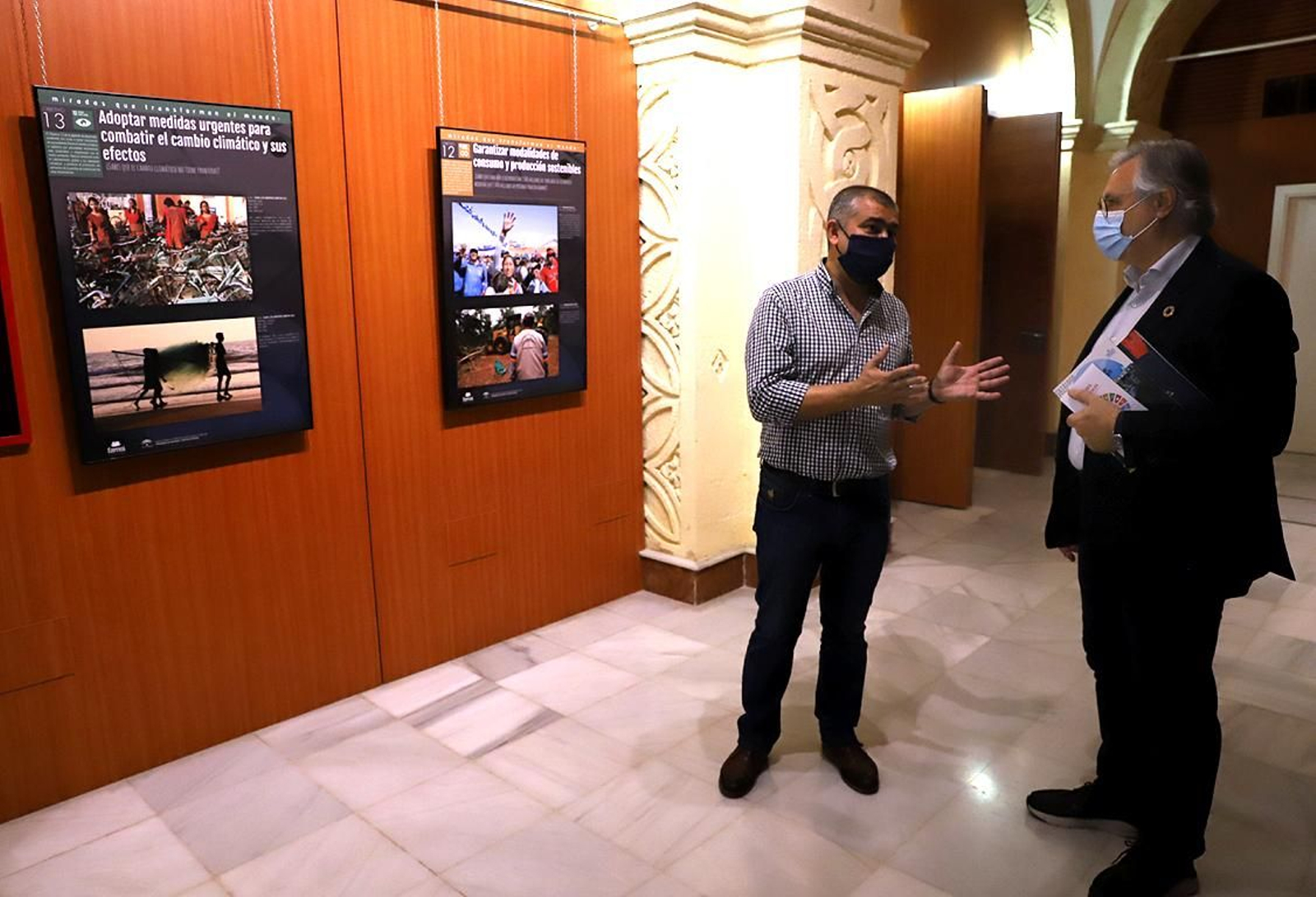 Francisco Camas, visitando una exposición en la Sala Compañía.