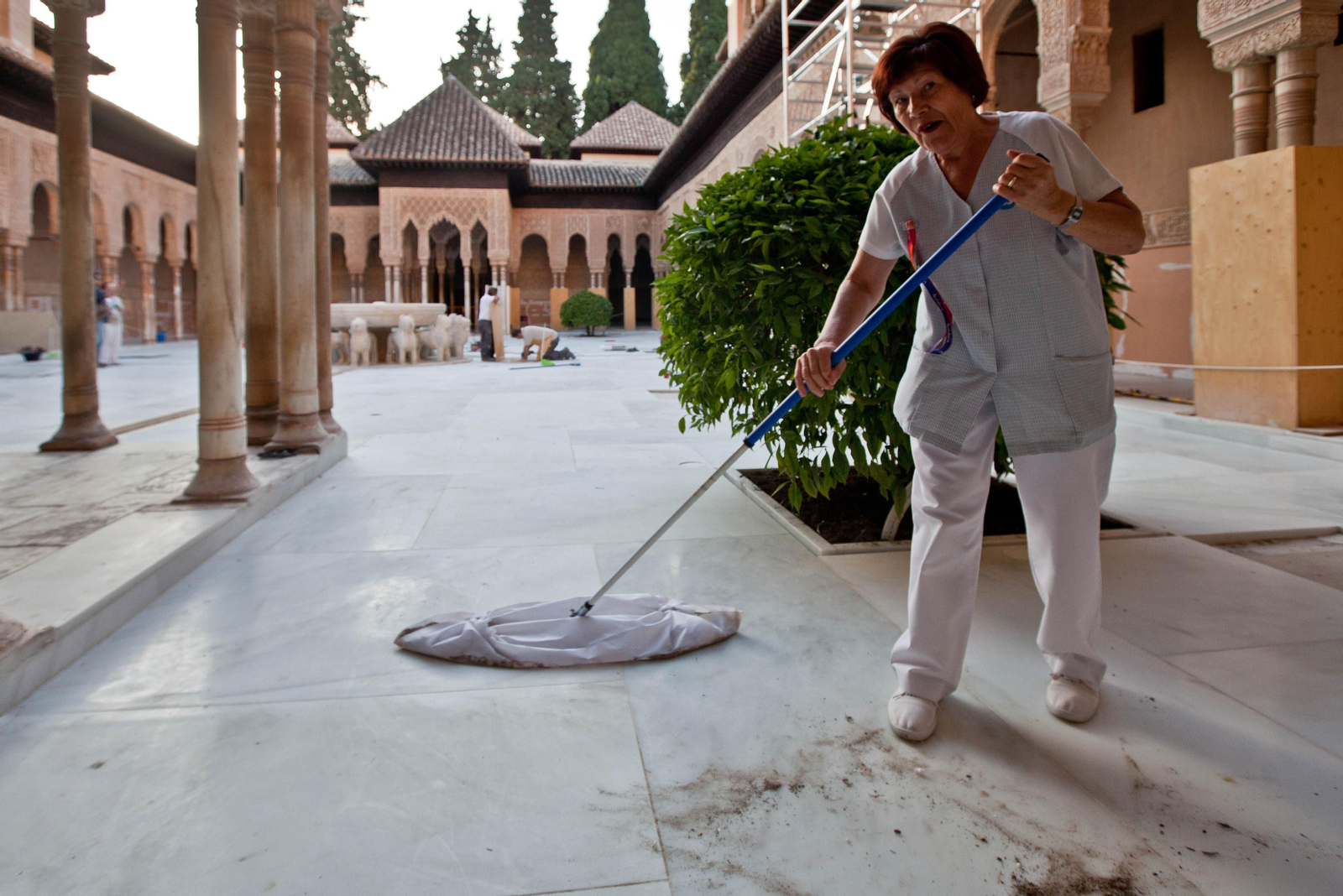 Una limpiadora trabaja en el Patio de los Leones de Granada