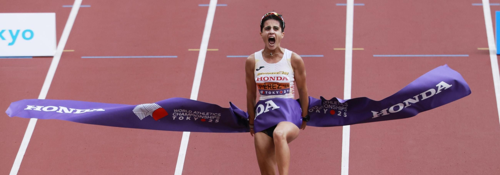 María Pérez entra triunfadora en la meta en Tokio para conquistar su segundo oro.
