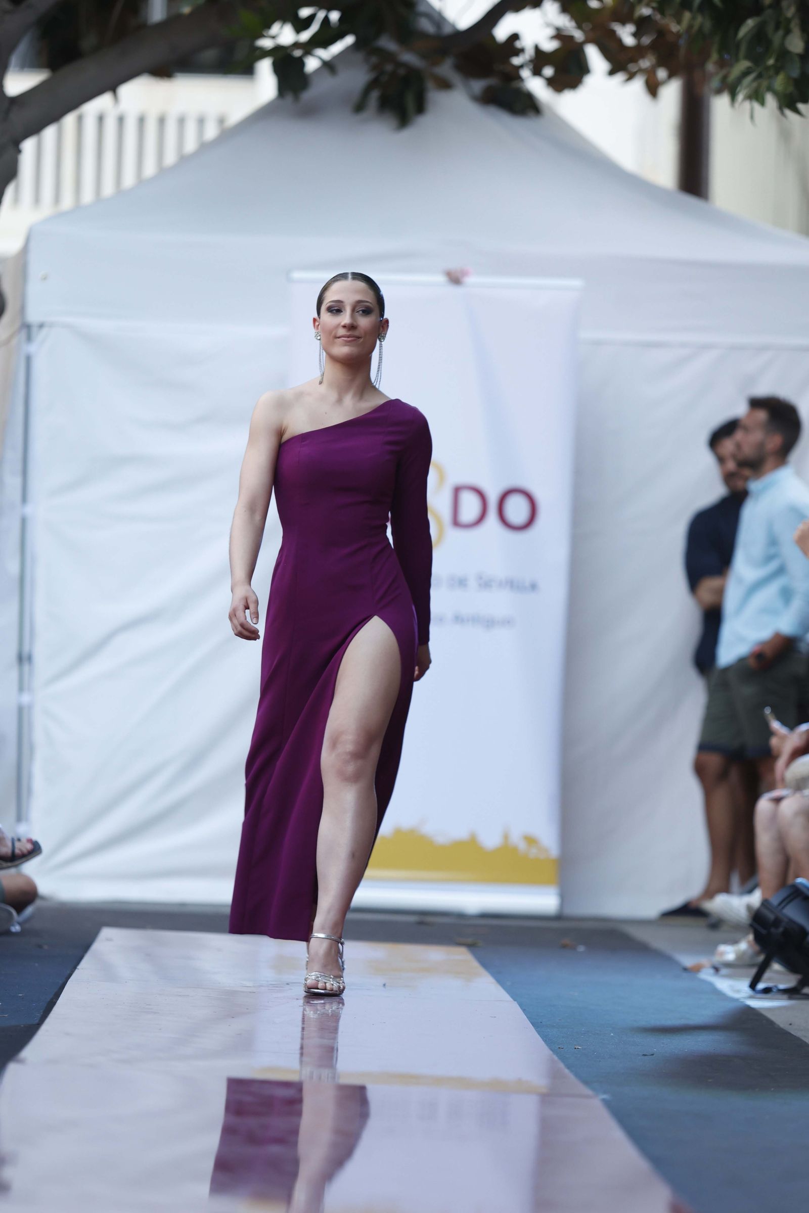 Las imágenes del Desfile de Jóvenes Diseñadores en la Plaza de la Magdalena