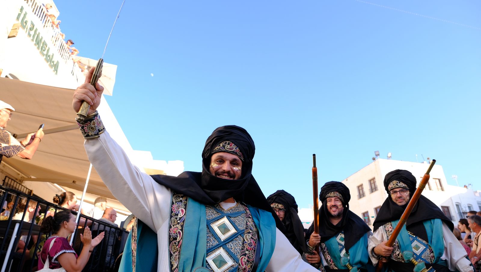 El espectacular desfile de Moros y Cristianos de Mojácar, en imágenes