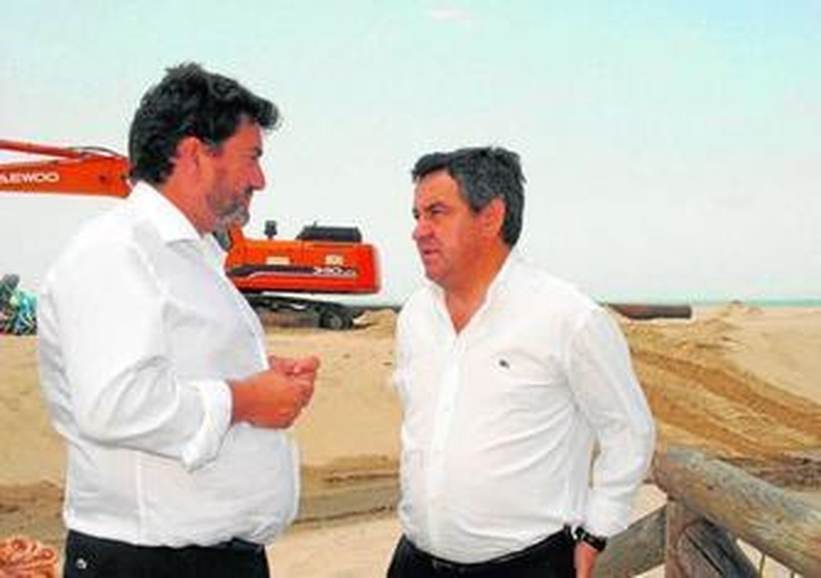 Poullet (i.) y  Loaiza, ayer en la playa de Camposoto, donde visitaron los trabajos de regeneración del arenal.