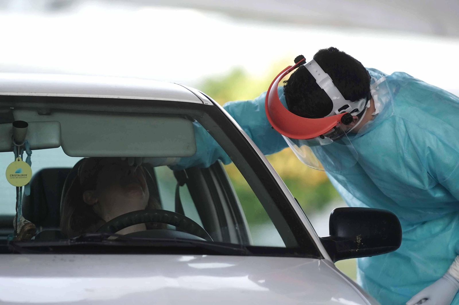 Un sanitario toma muestras para un test a una persona, en una de las carpas situada en las Setas.