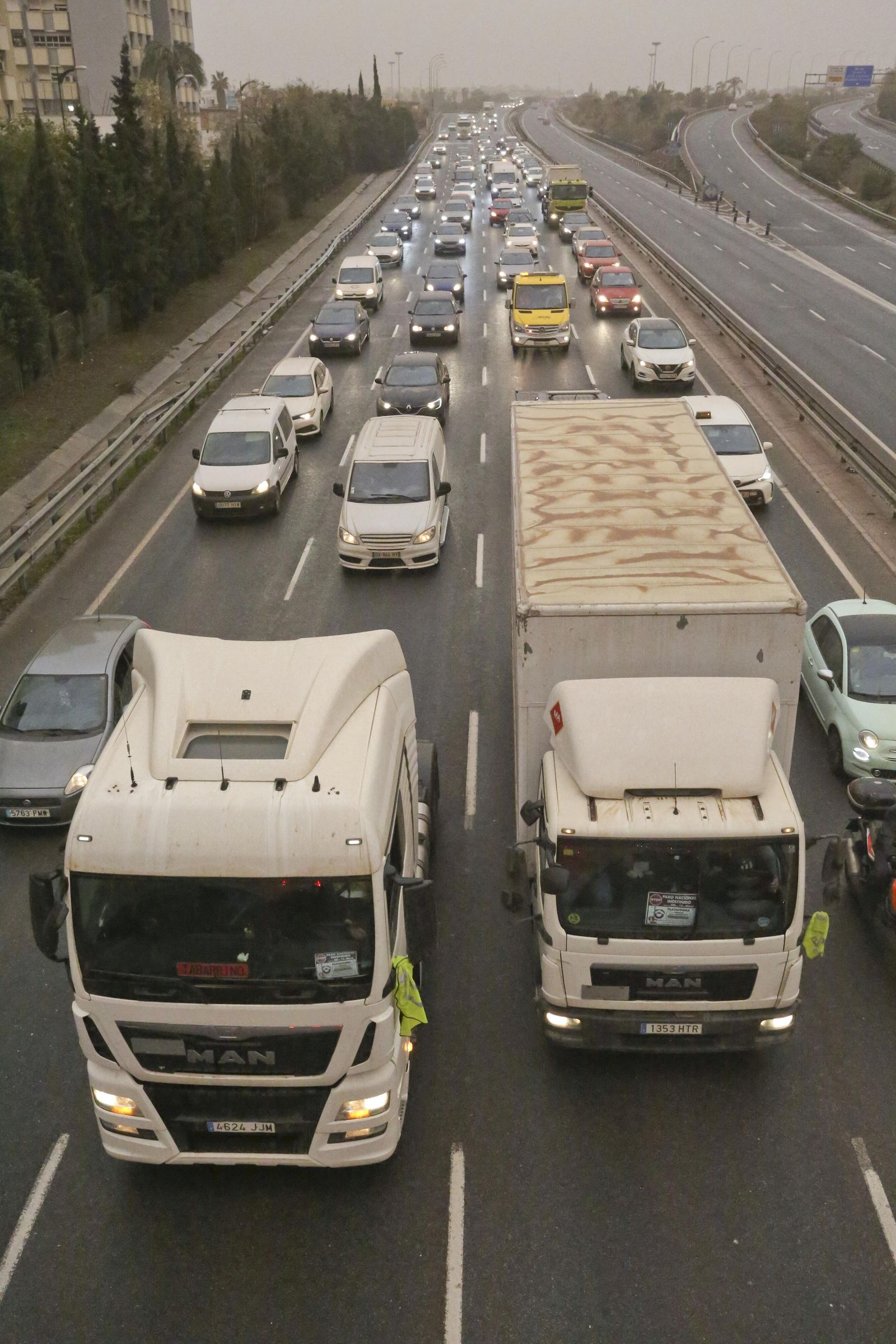 La huelga de transportistas se hace notar en Málaga, en fotos