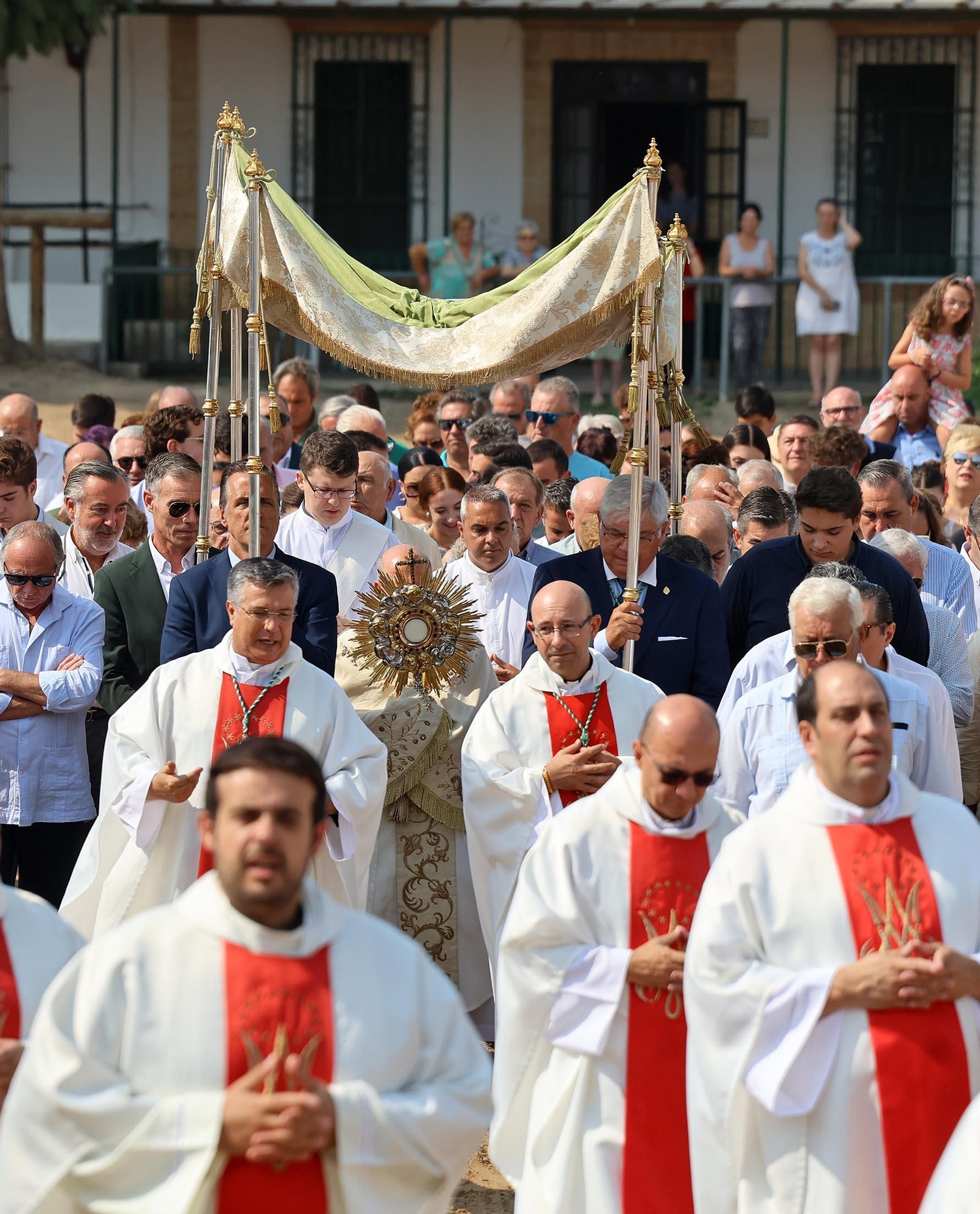 Rocío Chico 2025: Solemne Función Votiva y Procesión Eucarística, con el Santísimo bajo palio por el entorno del Santuario