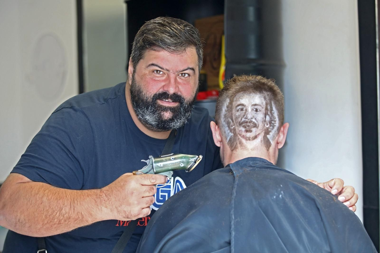 Iván Fernández muestra la cara de 'Kichi' realizada en la cabeza de un modelo.