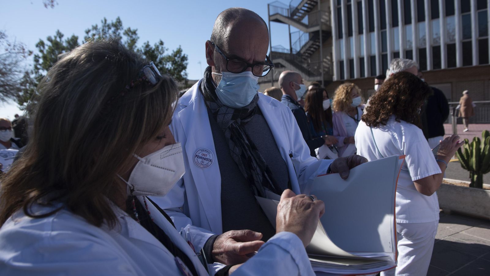 Sanitarios en la puerta del hospital de Valme.