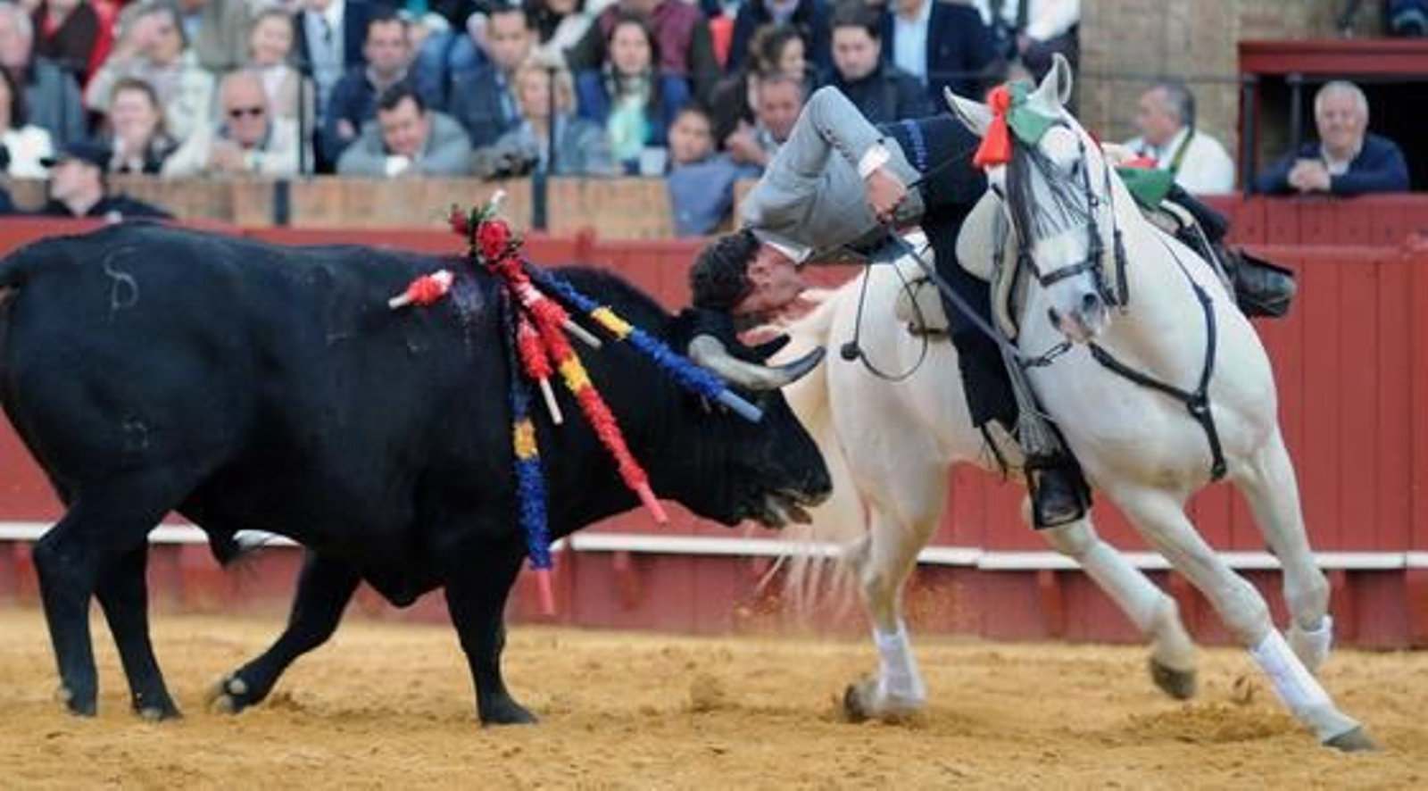 Leornardo Hernández cerró la tarde en la Maestranza con el sexto toro.

Foto: Juan Carlos Vazquez