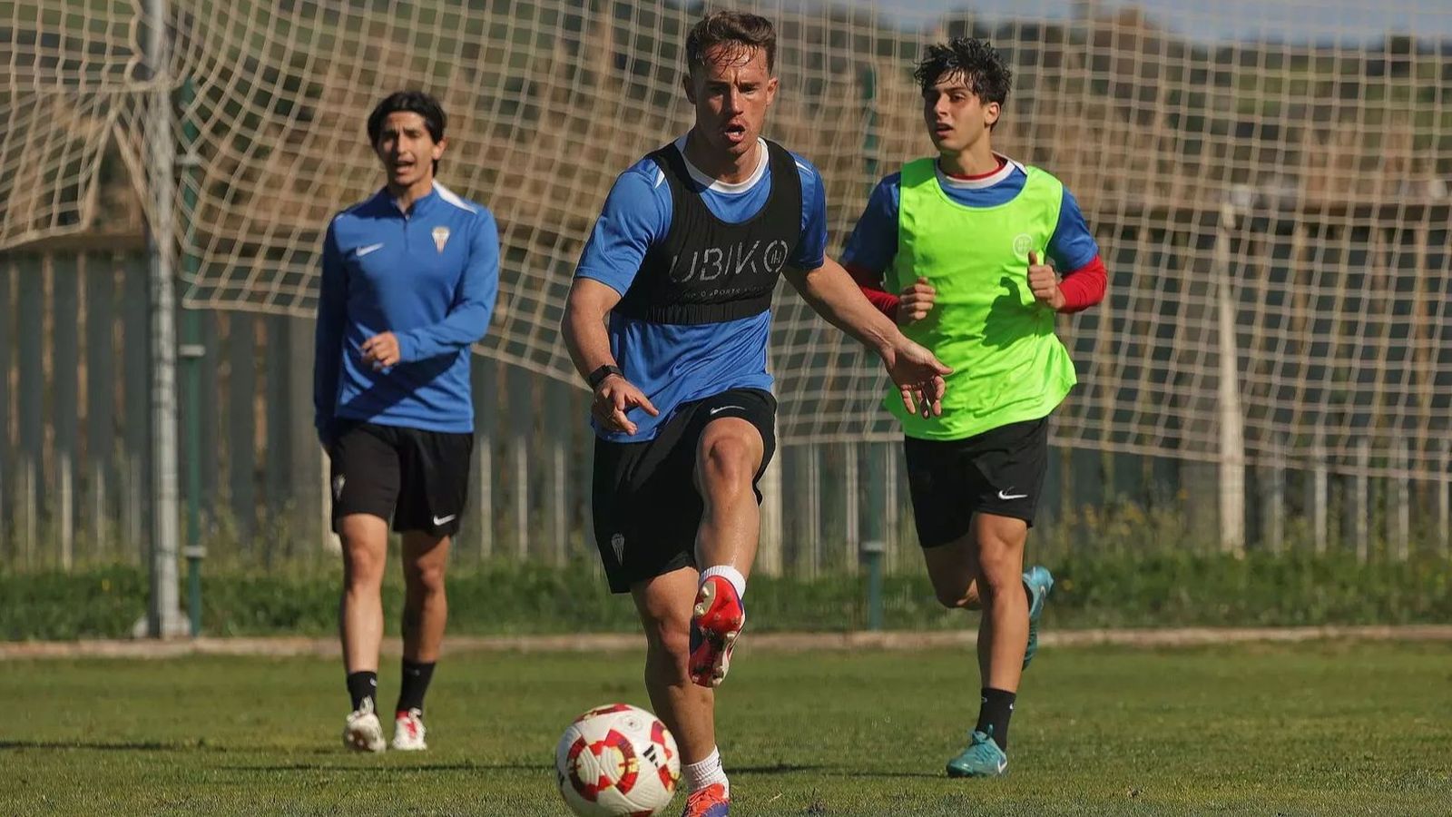 Pablo Larrea, durante el entrenamiento del Algeciras de este miércoles.