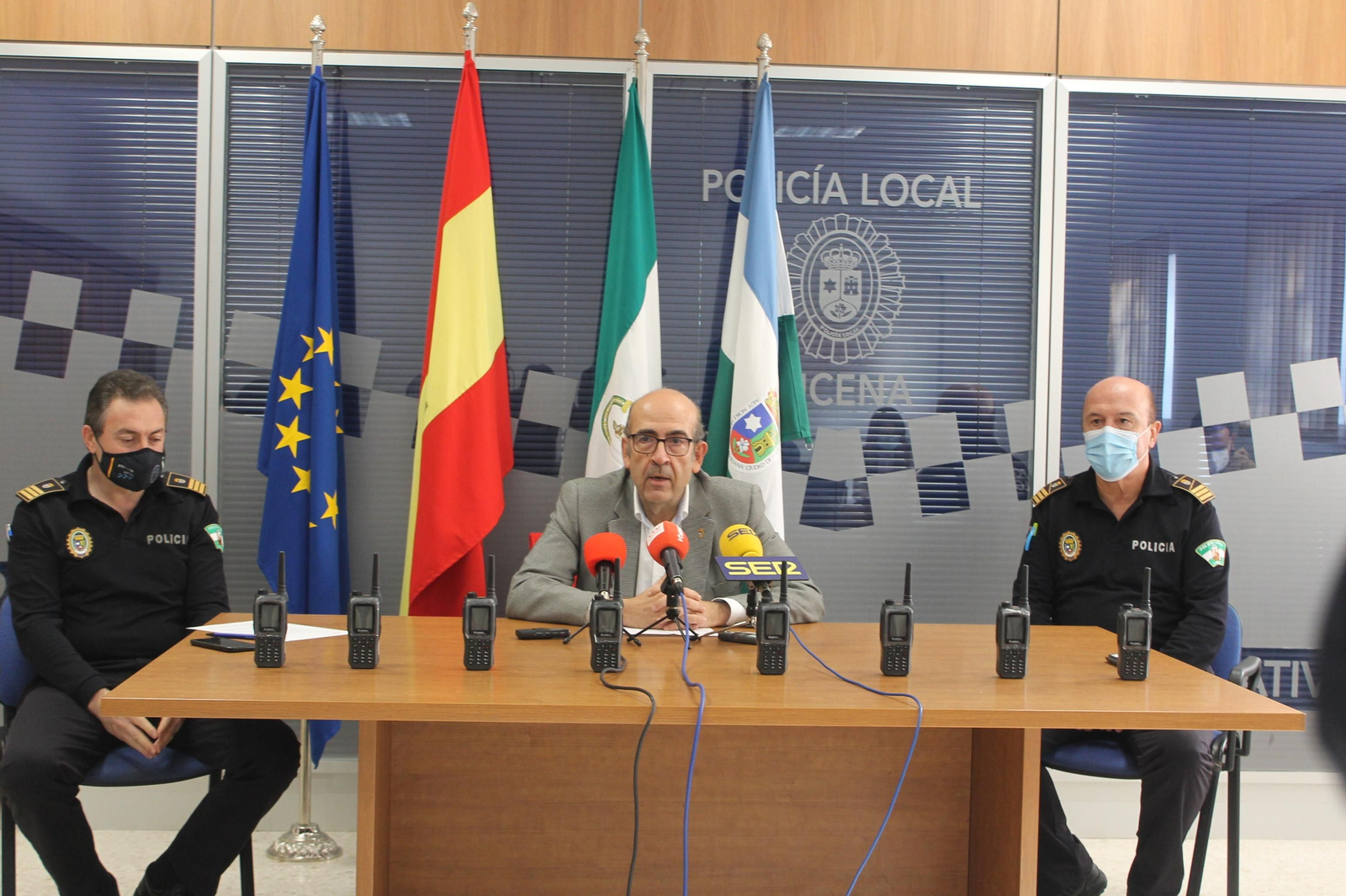 José Pedro Moreno, junto a los inspectores de Policía Local.