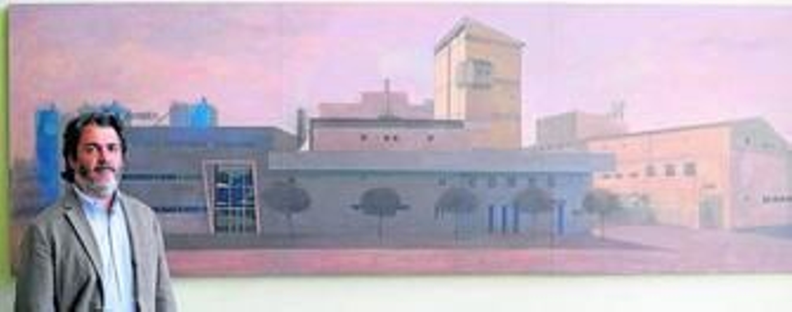 Daniel Bilbao, junto a uno de los dos trípticos en óleo sobre tabla de Persán que se ve a la entrada de la fábrica.