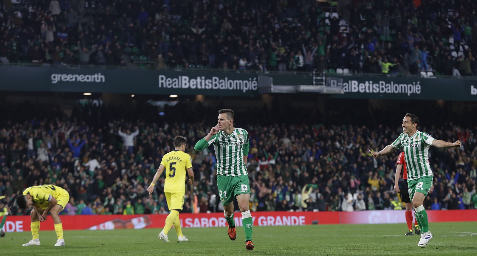 Lo Celso celebra uno de sus goles ante el Villarreal.
