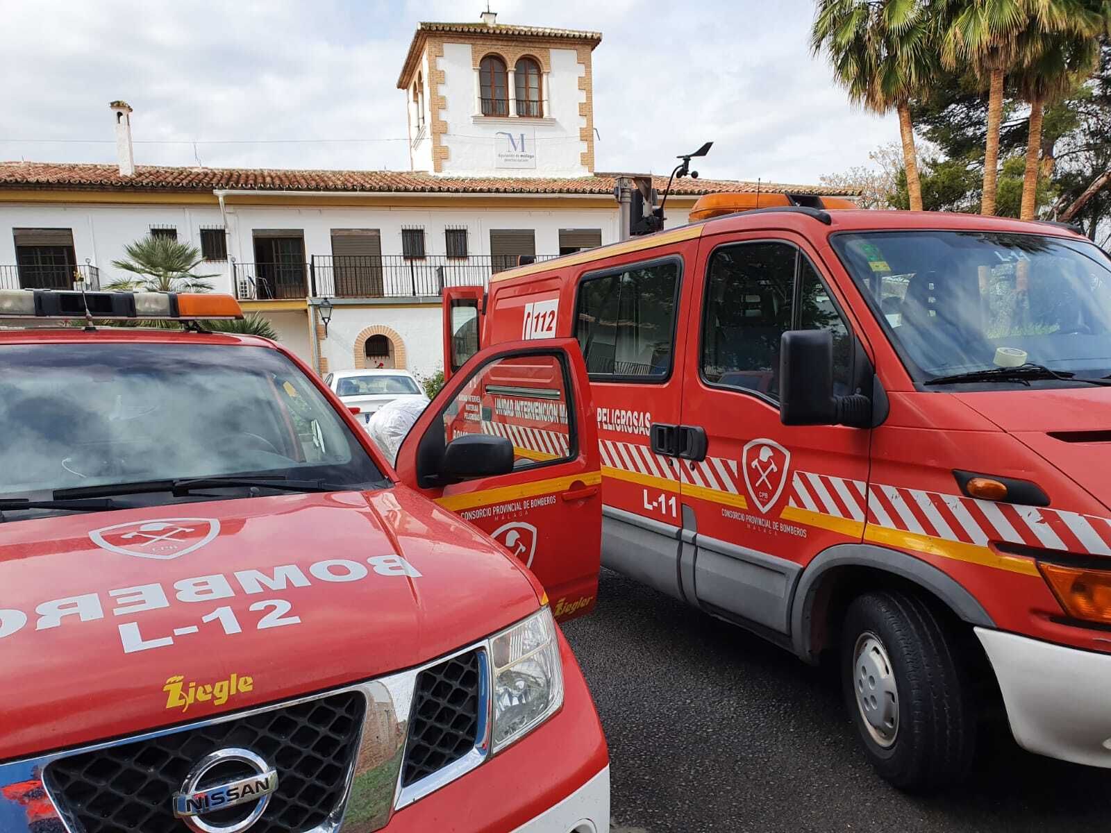 Bomberos, agricultores y ganaderos, volcados en la desinfección de los pueblos pequeños.