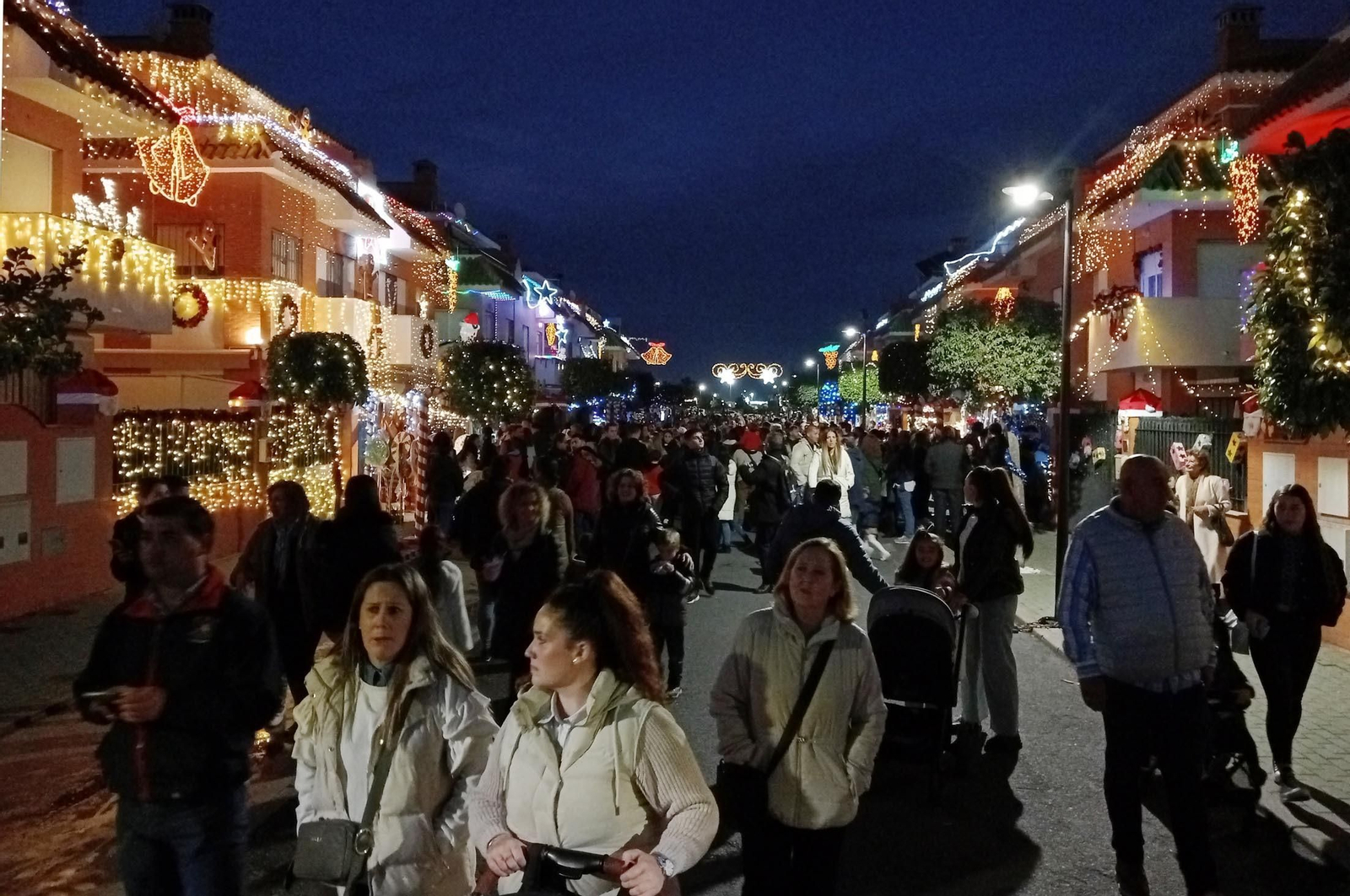 Imágenes de la calle del Grinch de Corrales, Huelva