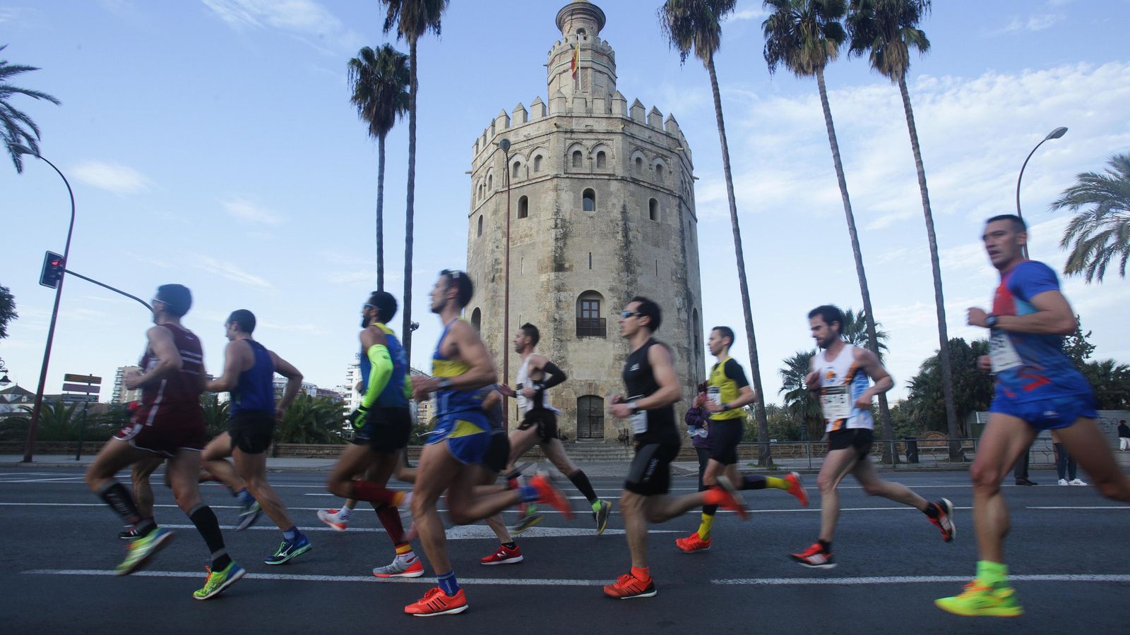 Corredores atraviesan el Paseo de Colón.