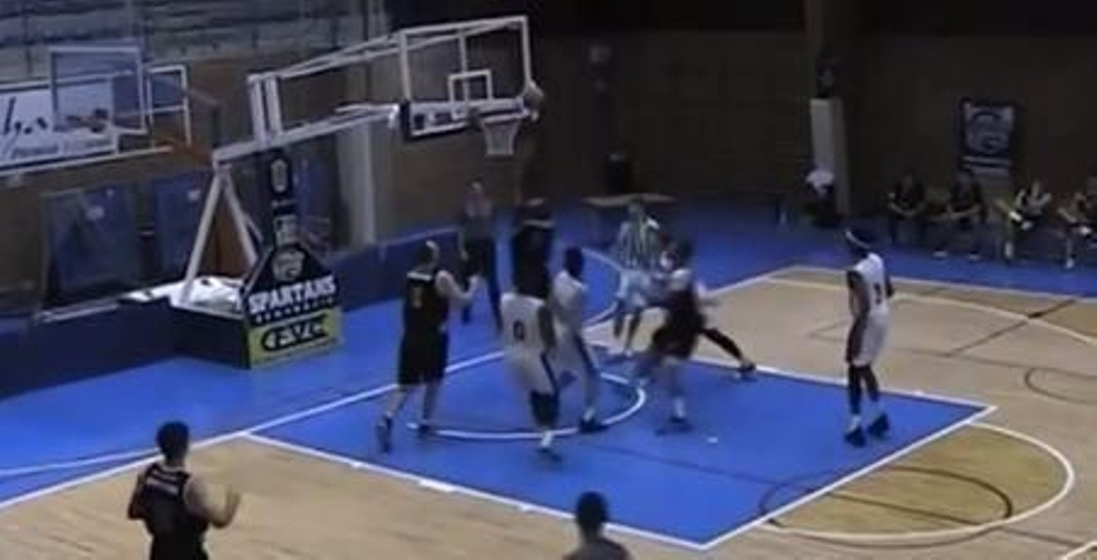 Daniel Saunders encesta durante un partido con Benahavís