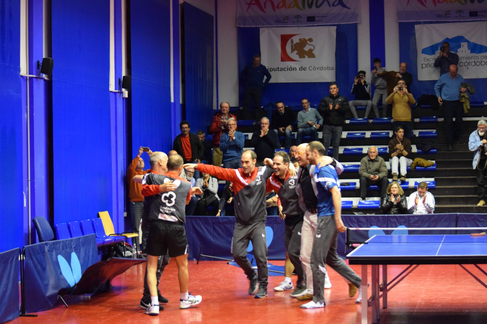 La plantilla al completo del Cajasur Priego celebra la victoria sobre el Arteal y el título liguero.