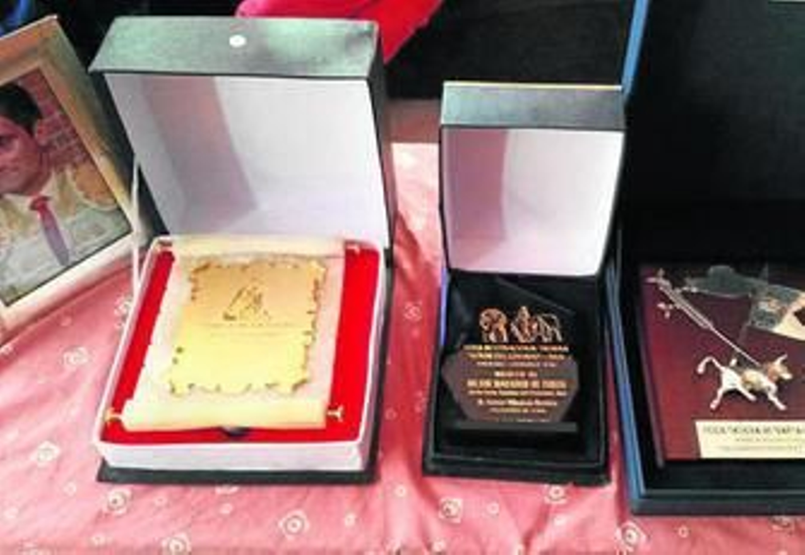 Torres Jerez regresó a España con tres escapularios que le reconocen como triunfador de las distintas ferias.