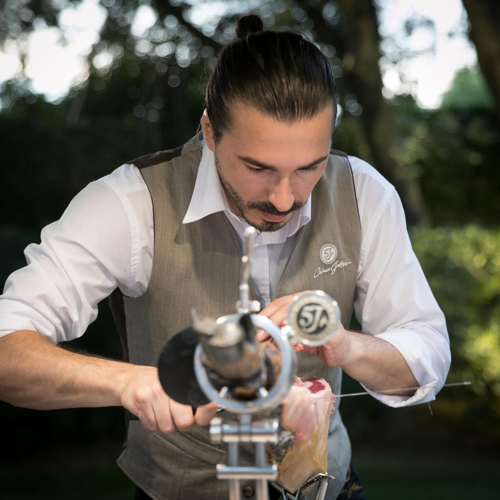 Santiago Martínez, maestro cortador de Cinco Jotas.