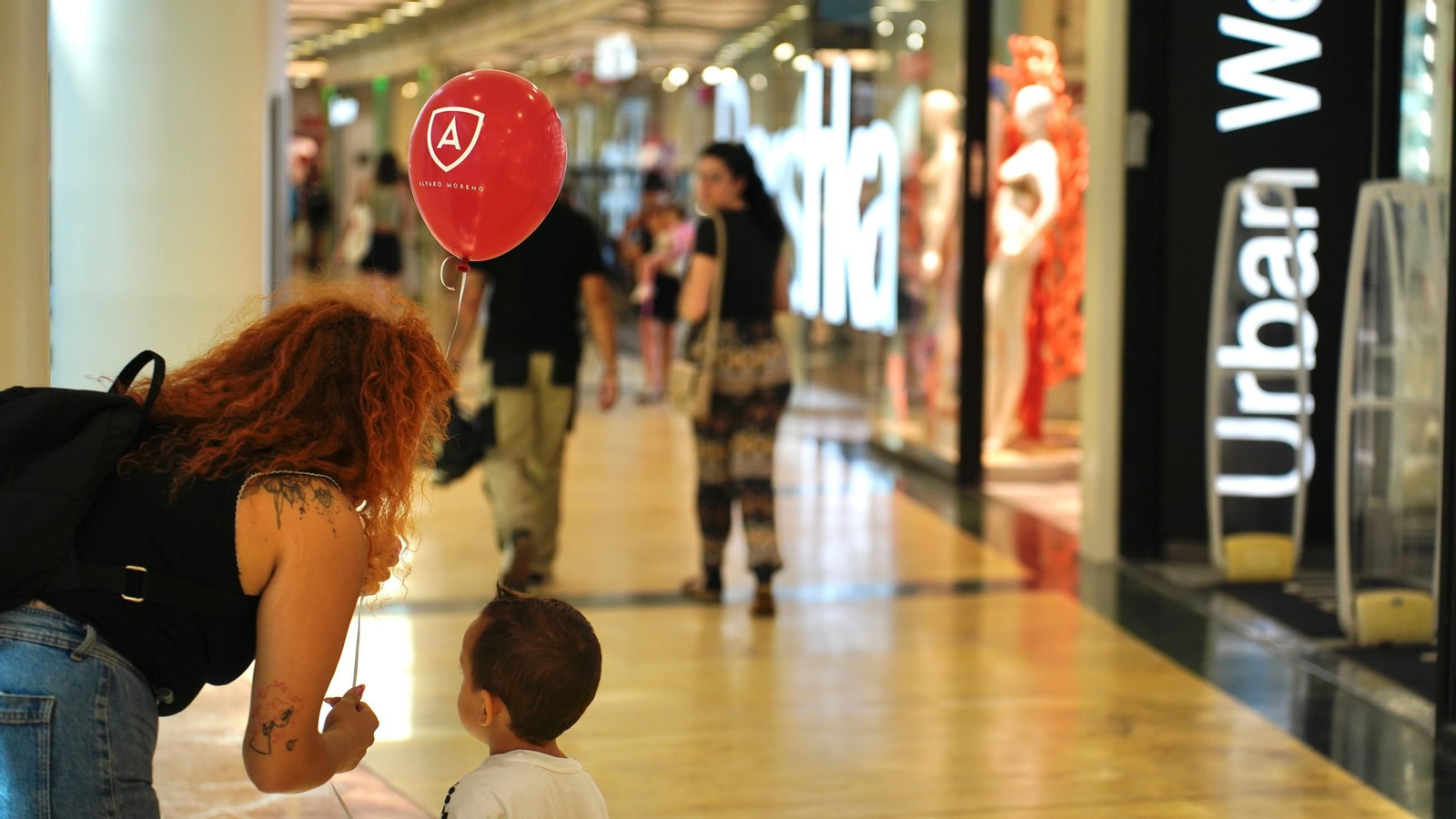 Fotos de la apertura de la marca Álvaro Moreno en el Centro Comercial Puerta Europa de Algeciras