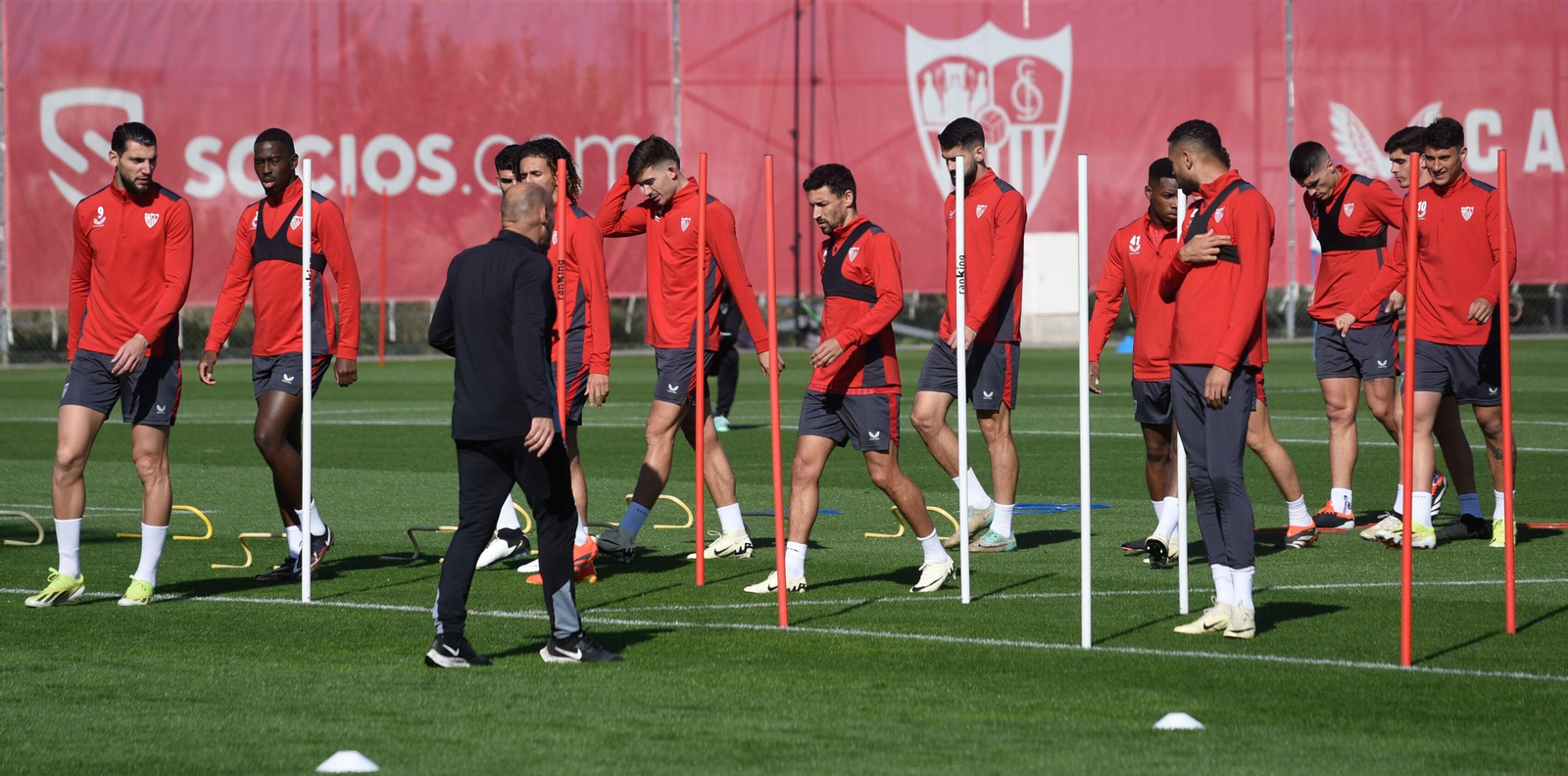 Rafa Mir, ante Soumaré, en el entrenamiento de este viernes.