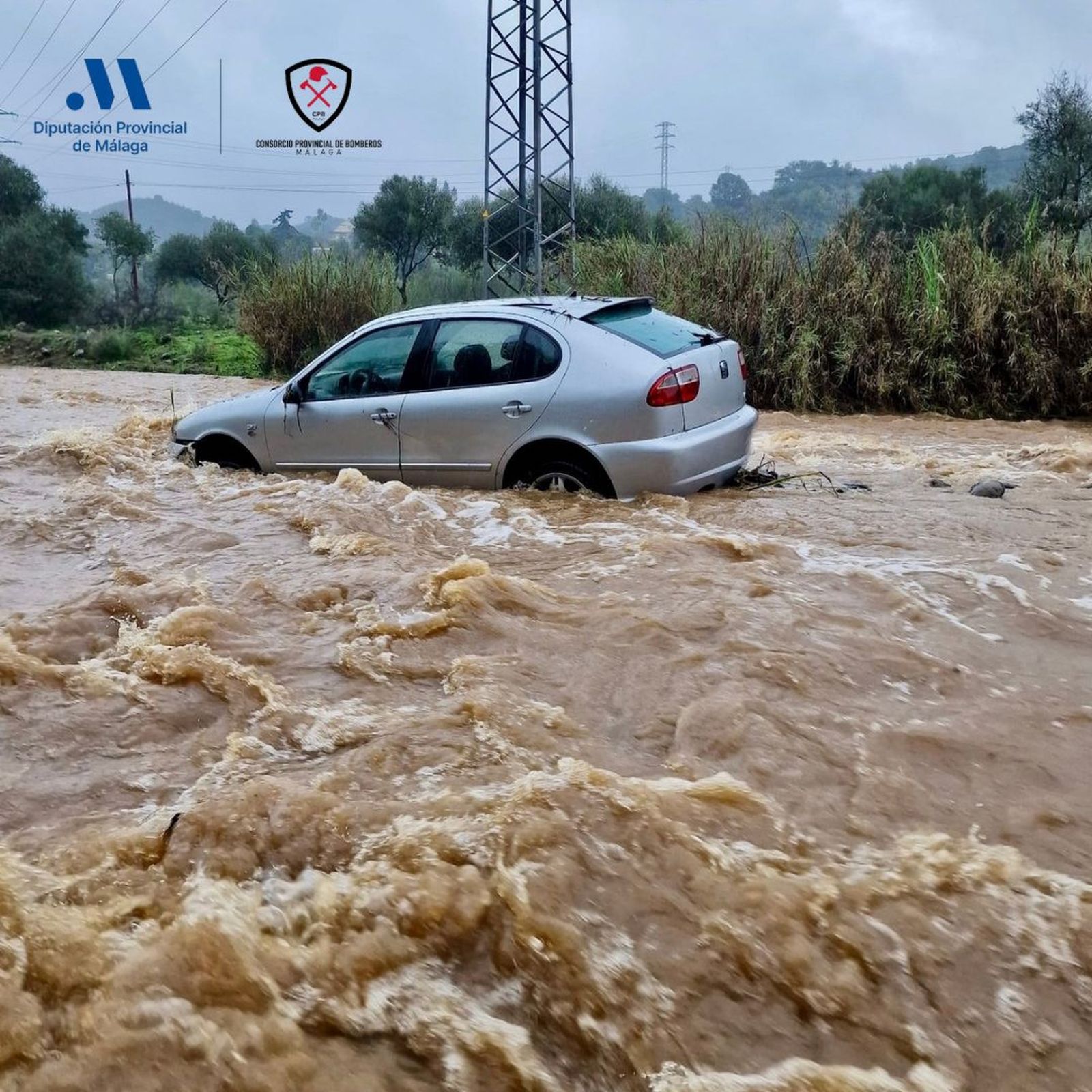 Un coche, atrapado en el Río Velerín de Estepona.