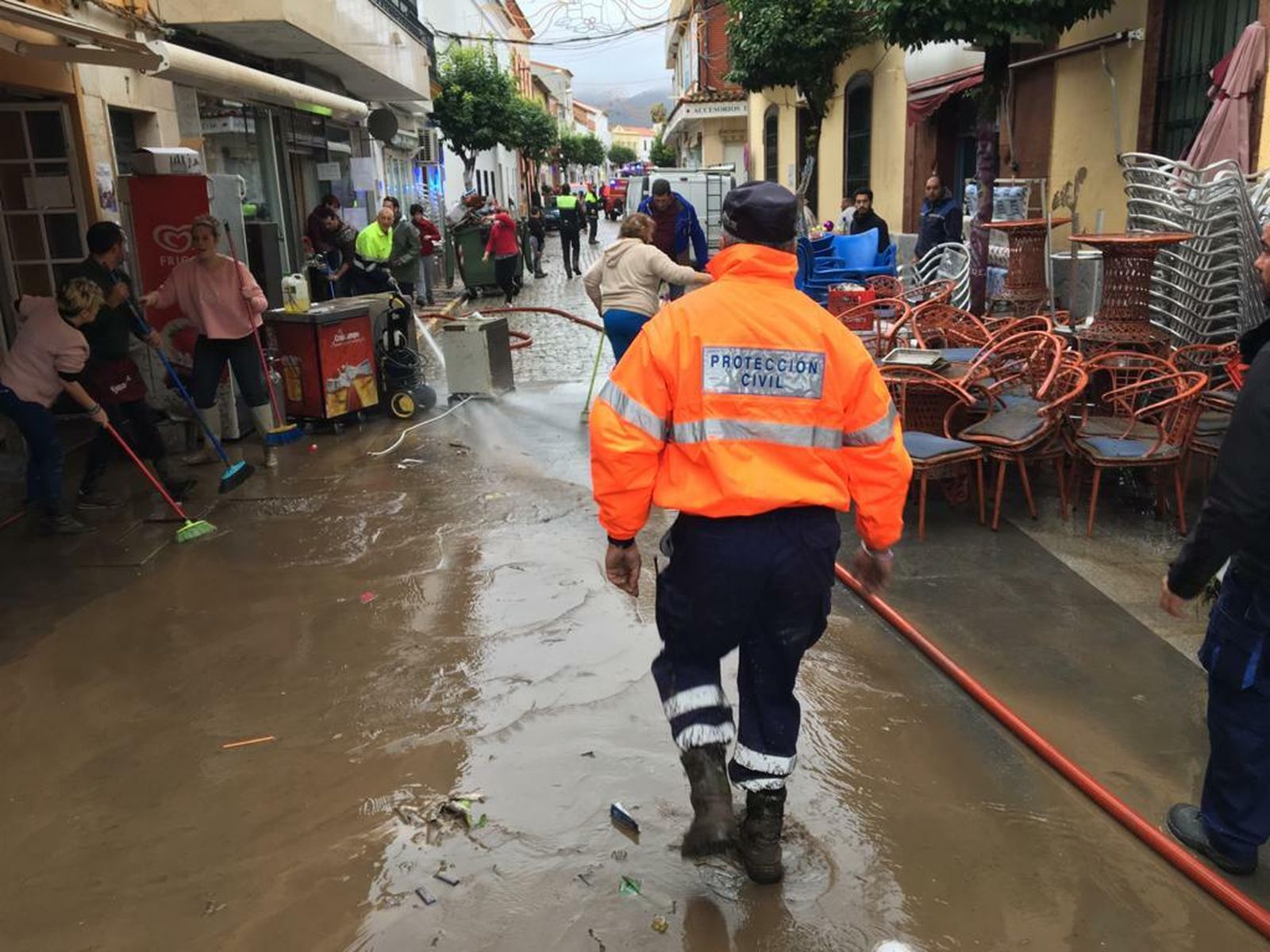 Personal de los establecimientos achican agua tras la riada.