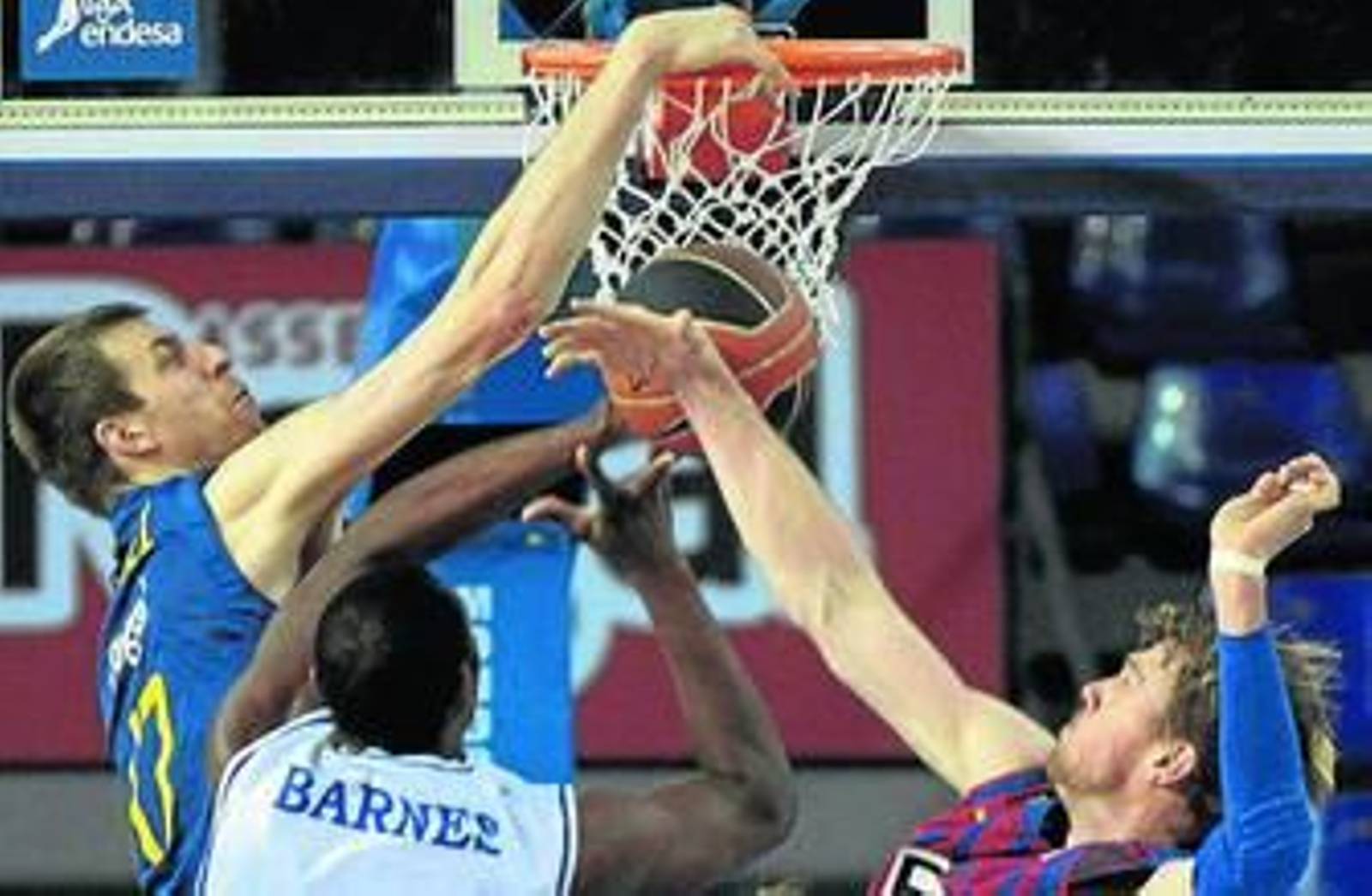 Fran Vázquez y Wallace evitan un lanzamiento de Barnes.