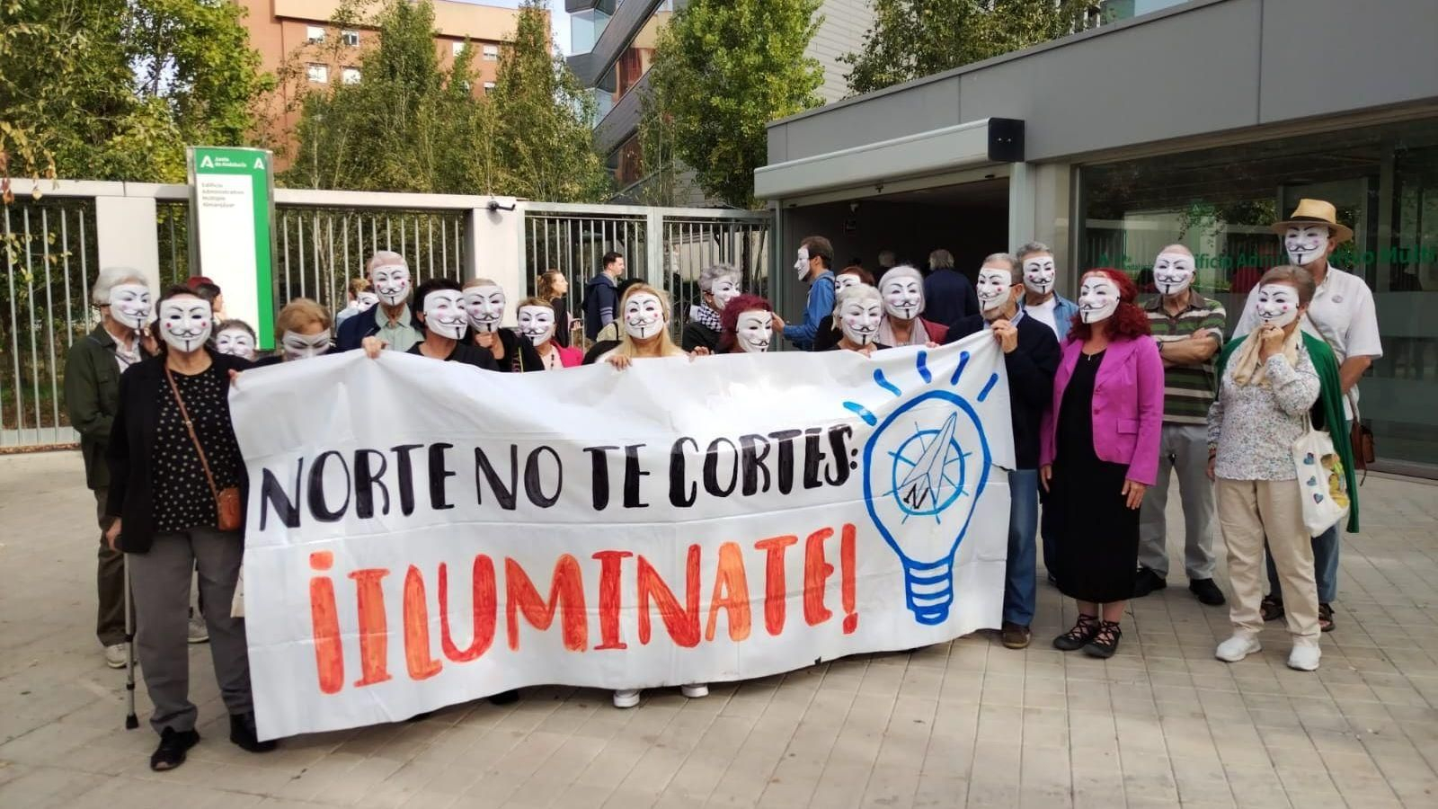 Vecinos del distrito Norte de Granada se han concentrado este jueves ante la sede de la Junta de Andalucía