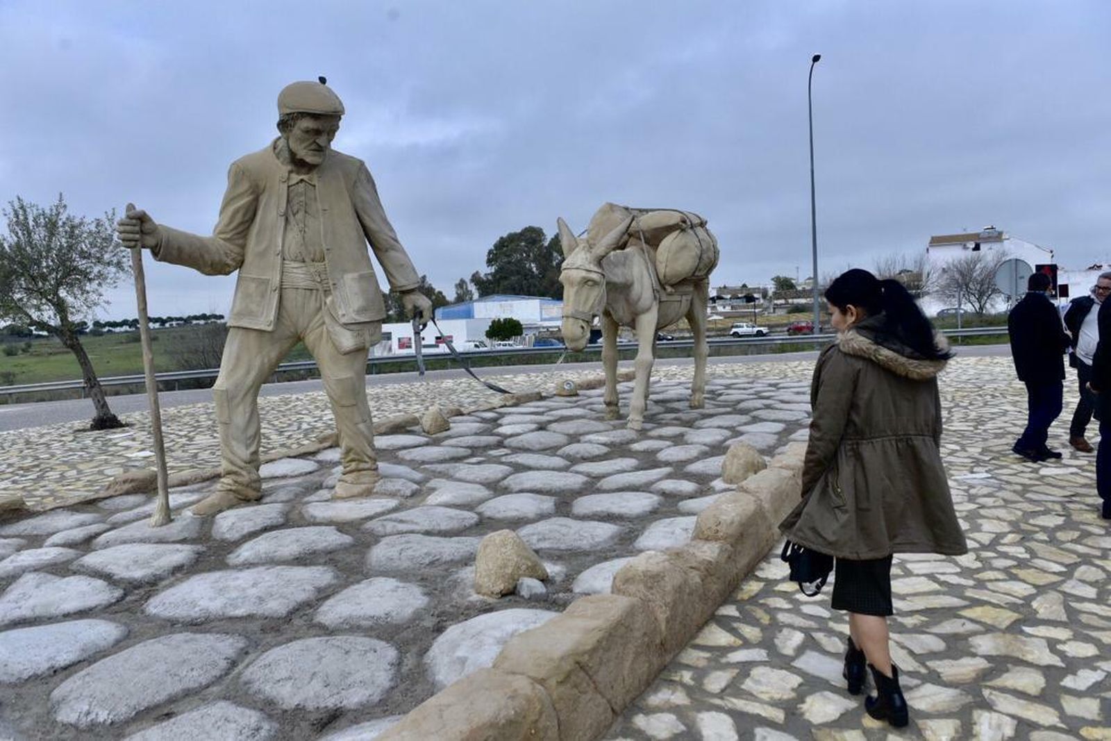 El monumento al arriero en la rotonda de acceso a Las Pajanosas.