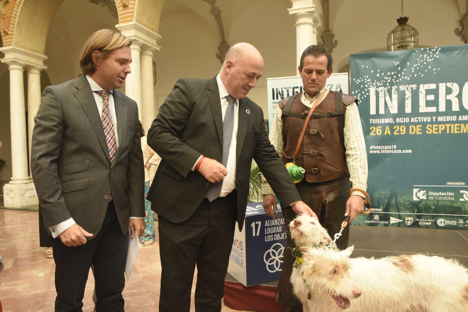 Antonio Repullo y Antonio Ruiz observan dos podencos.