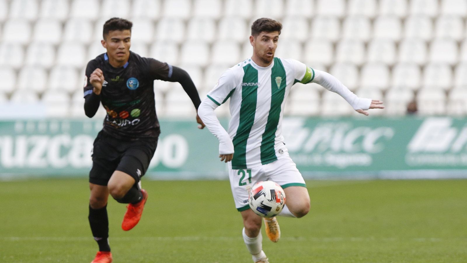 Javi Flores supera a un rival