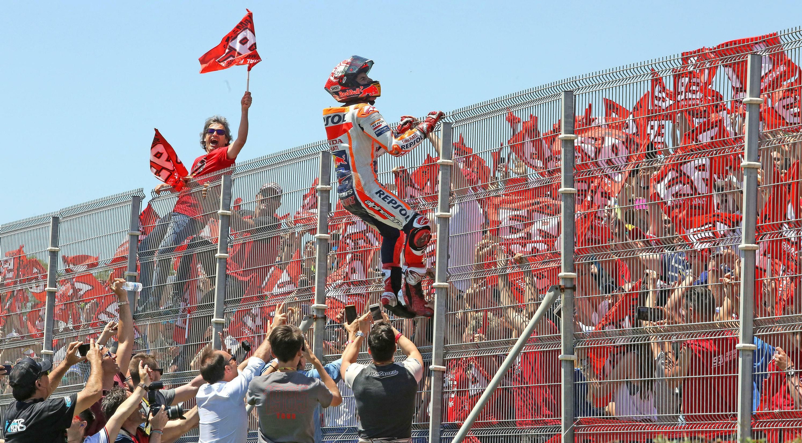 Marc Márquez celebra con sus aficionados el triunfo del pasado año.