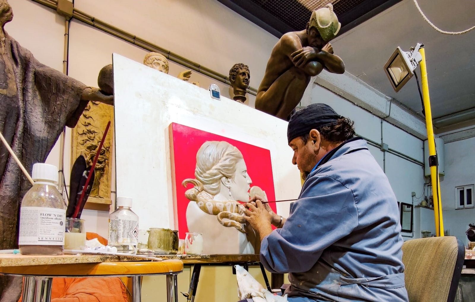 El escultor cordobés José Manuel Belmonte, trabajando en una de las obras de 'Bestiario'.