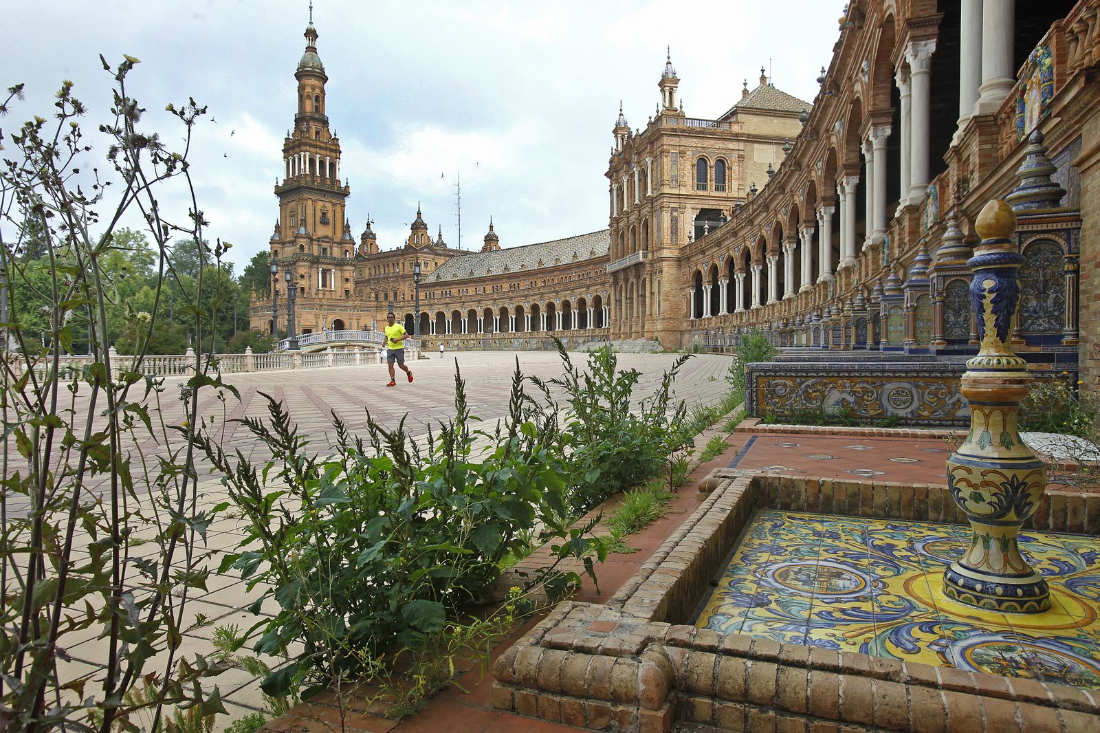 Abandono en la Plaza de España por el confinemiento
