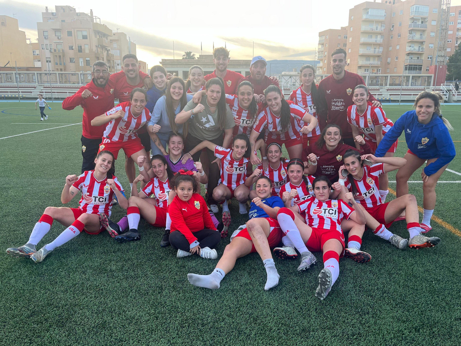 Las rojiblancas celebran sobre el terreno de juego su victoria ante el Levante C.