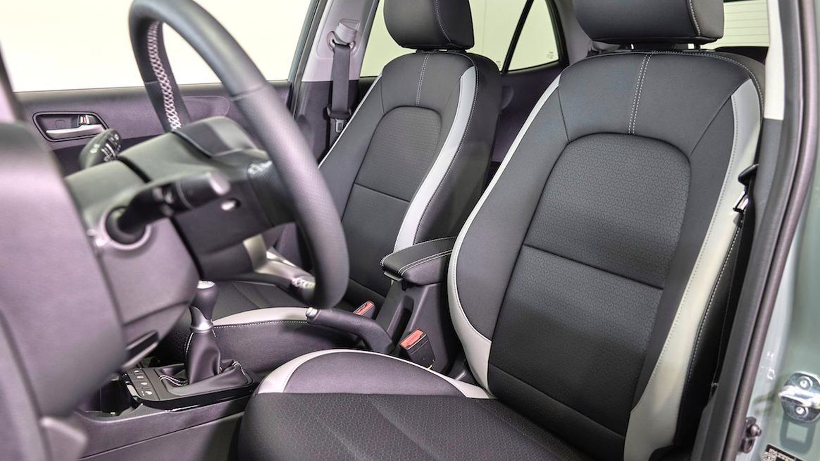 En el acabado superior los asientos tienen inserciones de cuero sintético, a diferencia de los dos niveles inferiores en los que sólo se usa tela.