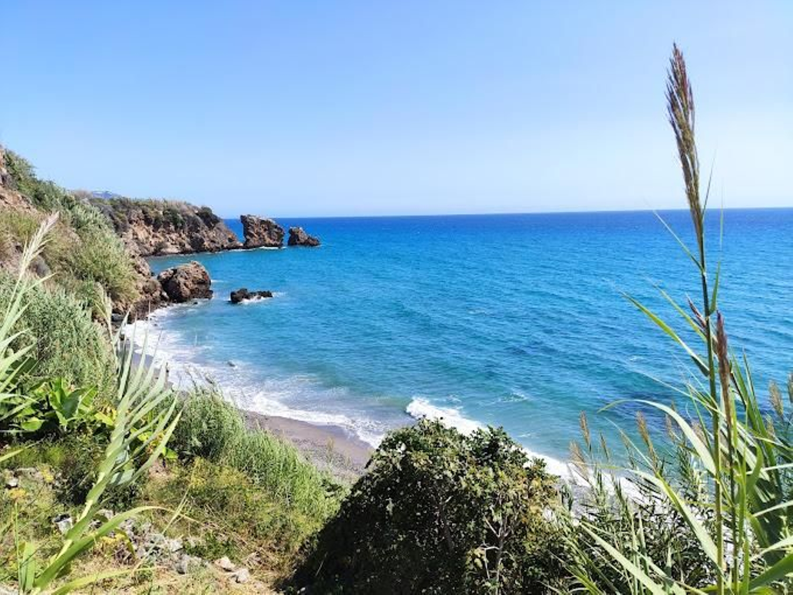 Una imagen de la playa de la Caleta de Maro.