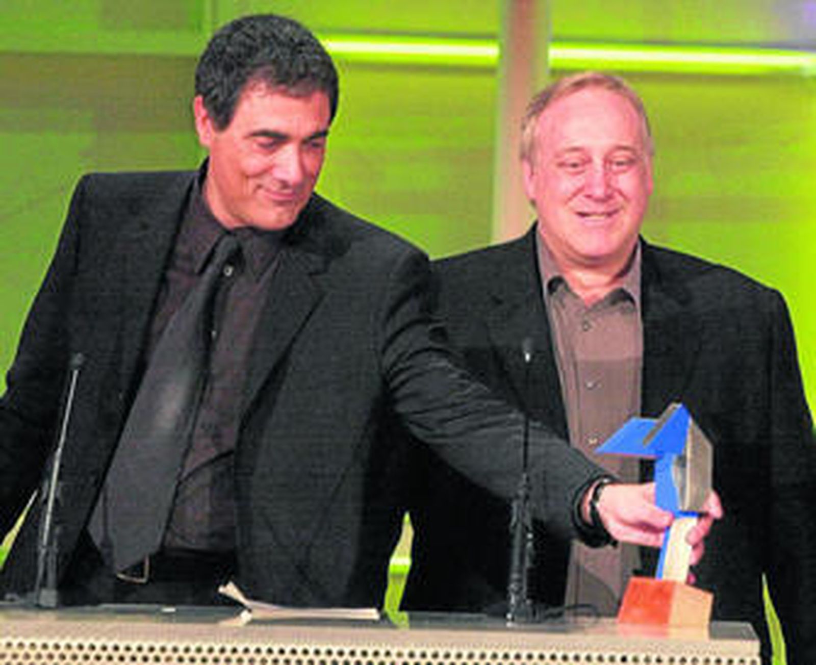 Toni Cruz (i.) y Josep María Mainat, ex miembros de La Trinca y productores del nuevo espacio que ultima La Sexta.