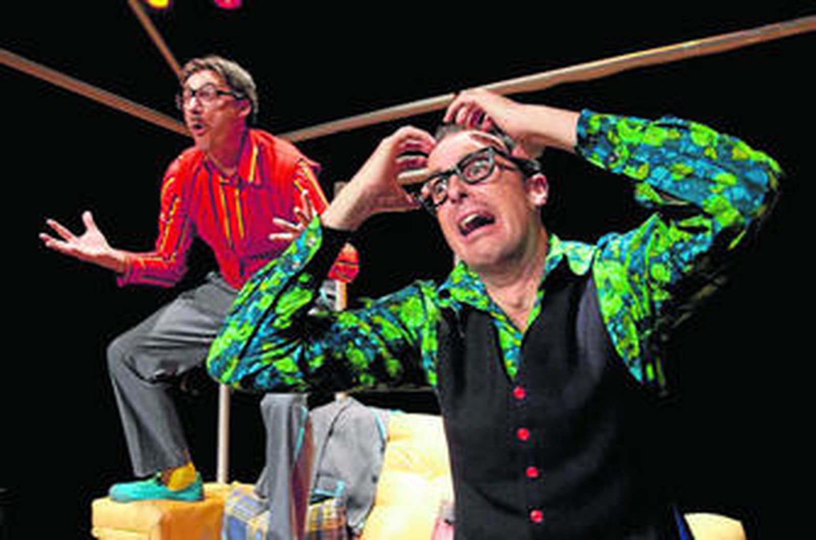 Elías Sevillano y José María Peña, peculiares compañeros de piso en la obra 'Se alquila sofá-cama'.