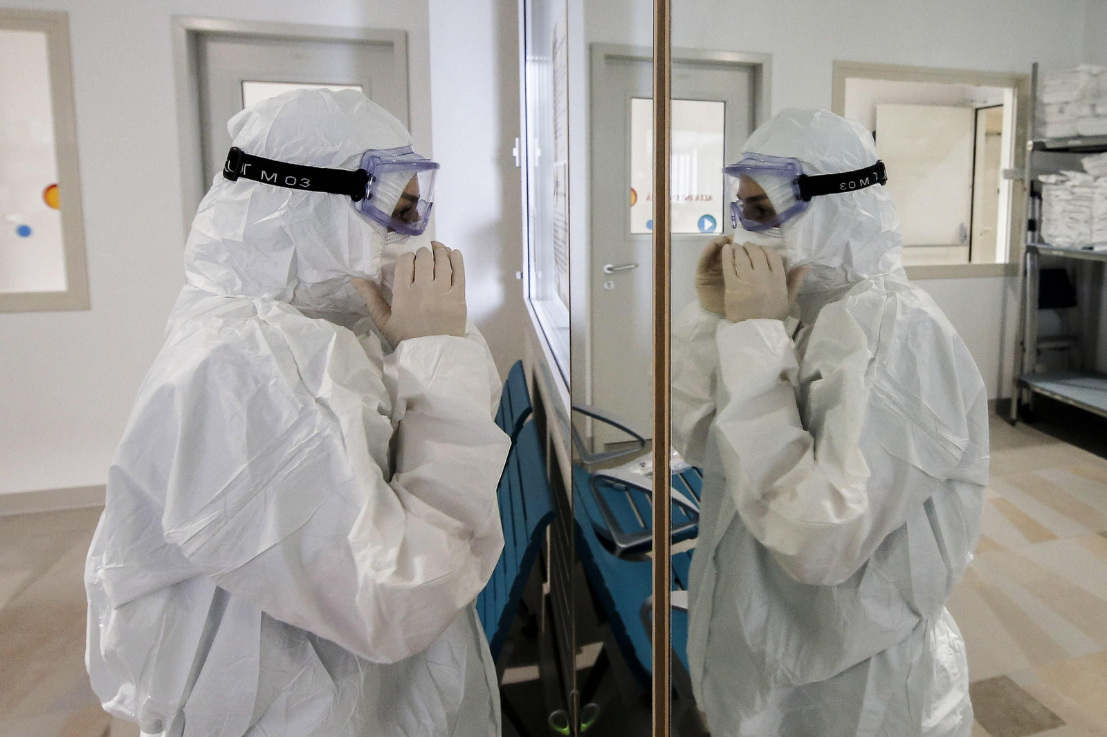 Una médica se prepara con un traje protector contra el coronavirus.