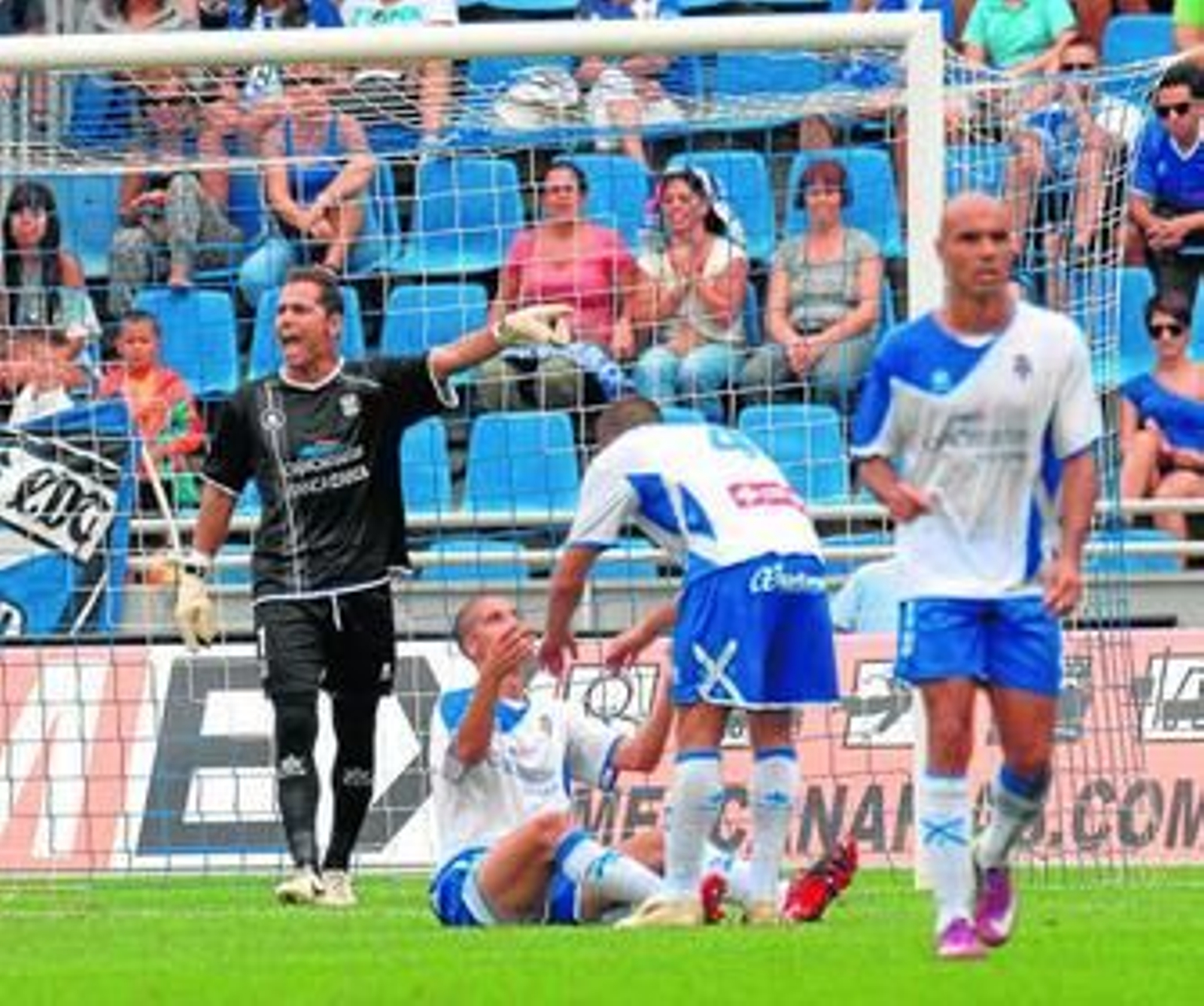 Sergio Aragoneses corrige a sus compañeros tras encajar un gol.