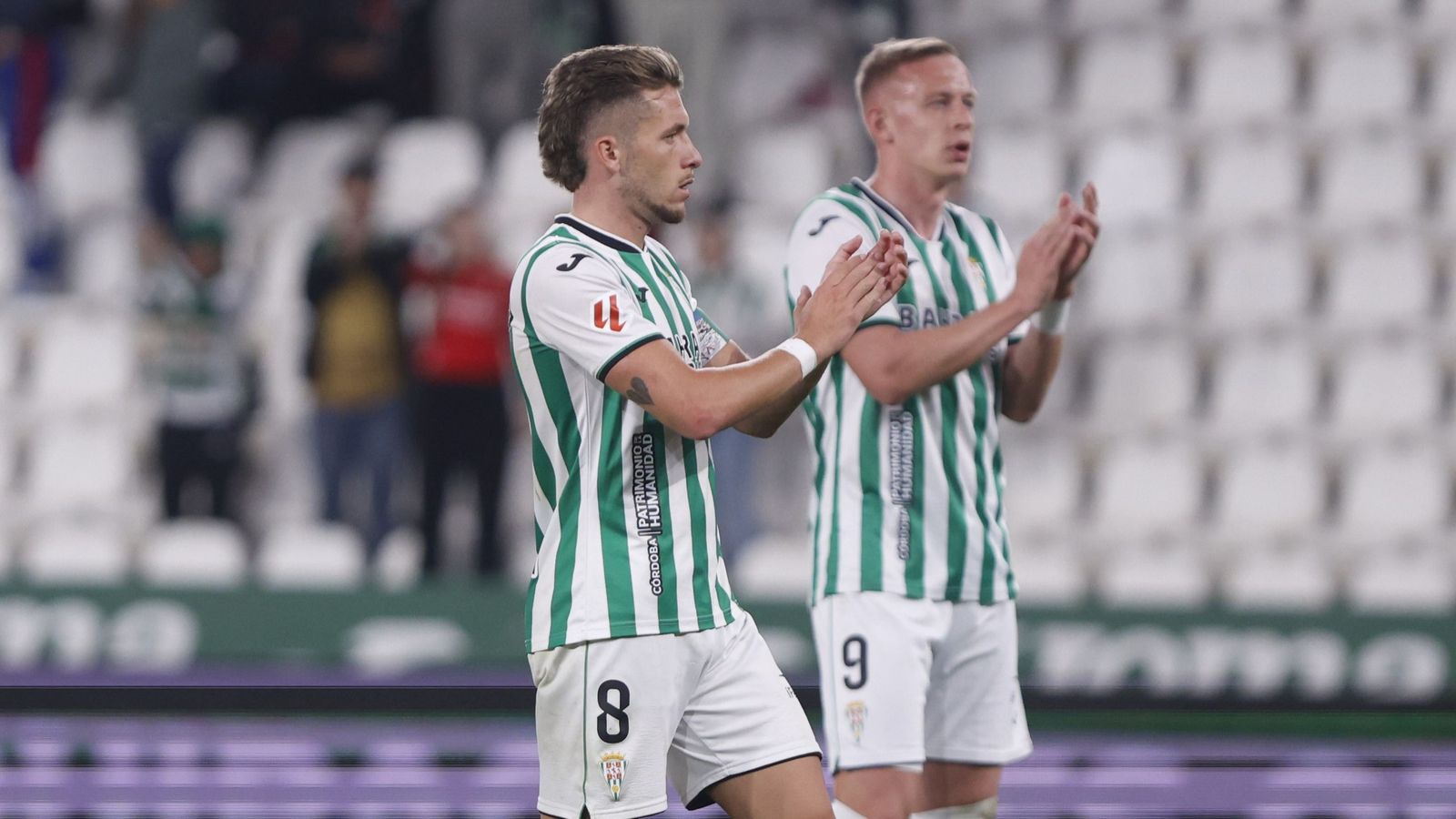 Isma Ruiz y Obolskii aplauden a la afición del Córdoba CF en El Arcángel.